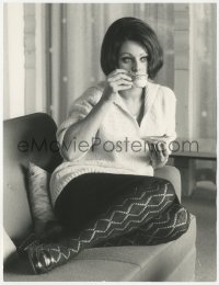 6h0003 SOPHIA LOREN Italian 8.25x10.75 still 1965 seated portrait of the actress drinking tea!
