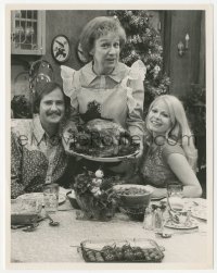 7r0046 ALL IN THE FAMILY TV 7x9 still 1974 Jean Stapleton serves turkey to Rob Reiner & Struthers!