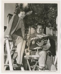 7r0047 ALL THAT HEAVEN ALLOWS candid 8x10 still 1955 Rock Hudson reading lines with Jane Wyman!