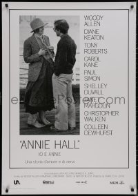 8y0776 ANNIE HALL Italian 1sh R2018 full-length Woody Allen & Diane Keaton in a nervous romance