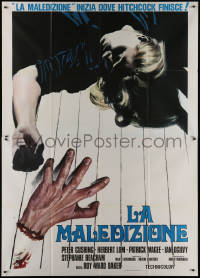 9b0432 AND NOW THE SCREAMING STARTS Italian 2p 1974 different art of girl laying by severed hand!