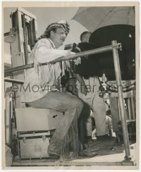 9y1108 ALAMO 8.25x10 news photo 1960 director John Wayne in costume as Davy Crockett on set!