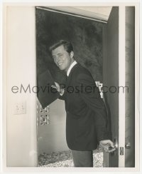 1b2189 77 SUNSET STRIP candid TV 8x10 still 1960s star Edd Kookie Byrnes photographed at his home!