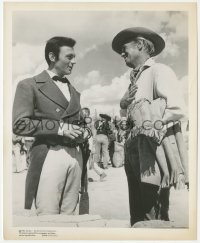 1b2192 ALAMO candid 8.25x10 still 1960 Laurence Harvey & Richard Widmark in costume between scenes!