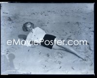 1s0073 LIZABETH SCOTT camera original 8x10 negative 1940s full-length laying on sand at the beach!