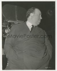 1y1807 ALFRED HITCHCOCK candid 7.75x10 still 1940s The Master of Suspense close up by camera on set!