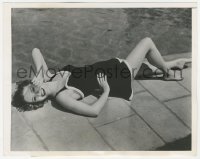 2p1792 ALEXIS SMITH 7.25x9 news photo 1942 relaxing by pool, taking a week off from filming movies!