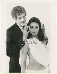 3b0829 ABOMINABLE DR. PHIBES 7x9 news photo 1971 Vincent Price strikes a pose w/sexy Virginia North!