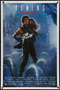 3d0468 ALIENS 1sh 1986 James Cameron sci-fi sequel, Sigourney Weaver as Ripley carrying Carrie Henn!