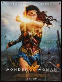 3d0050 WONDER WOMAN advance French 1p 2017 sexy Gal Gadot in costume holding bracer over her face!