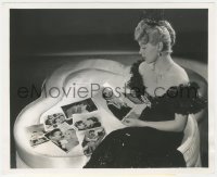 6f1512 HONKY TONK candid 8.25x10 still 1941 Lana Turner looking at photos of Gable's past co-stars!