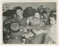 6j1355 ERROL FLYNN 6.75x8.5 news photo 1943 mobbed by fans during infamous statutory rape trial!