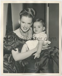 6j1389 JUDY GARLAND/LIZA MINNELLI deluxe 8x10 still 1948 great c/u of mom & baby on The Pirate set!