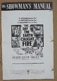 #A214 DAY THE EARTH CAUGHT FIRE pressbook '62 Munro