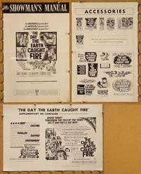 h434 DAY THE EARTH CAUGHT FIRE movie pressbook '62 Janet Munro