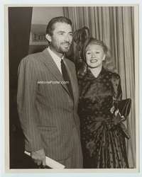 z103 GREGORY PECK/GINGER ROGERS vintage candid 6.75x9 movie still '50s he has beard!