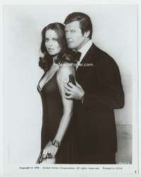 z219 SPY WHO LOVED ME vintage 8x10 movie still '77 Roger Moore, Barbara Bach