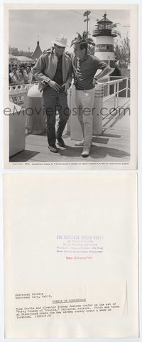 1h003 40 POUNDS OF TROUBLE candid 8.25x10 '63 Tony Curtis & director Norman Jewison in Disneyland!
