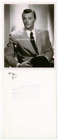 1h269 ROBERT MITCHUM 8x10 movie still '53 great seated portrait in suit & tie by Ernest Bachrach!
