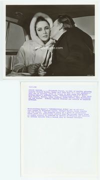 1h345 V.I.P.s 8x10 movie still '63 Elizabeth Taylor is kissed by Richard Burton!