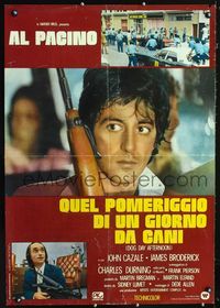1o036 DOG DAY AFTERNOON Italian large pbusta '75 cool close up of Al Pacino with gun, Sidney Lumet