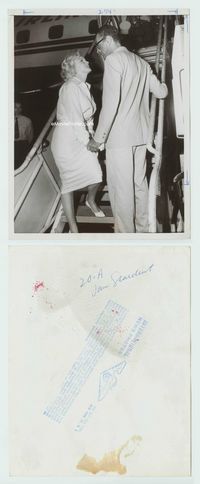 1r061 MARILYN MONROE 7x9 news photo '50s saying goodbye to Arthur Miller before getting on plane!
