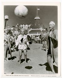 1r104 SOME LIKE IT HOT candid 8x10.25 '59 Jack Lemmon plays volleyball on beach w/Marilyn Monroe!