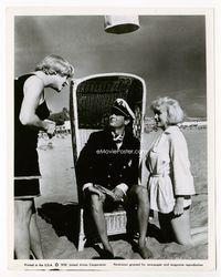 1r101 SOME LIKE IT HOT candid 8x10 '59 sexy Marilyn Monroe, Jack Lemmon & Tony Curtis c/u on beach!