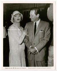 1r109 SOME LIKE IT HOT candid 8x10 '59 Tony Curtis in costume on set visited by William Holden!