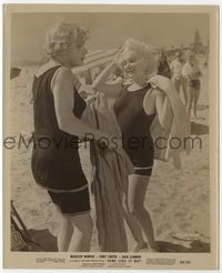 1r130 SOME LIKE IT HOT 8x10 still '59 Jack Lemmon helps sexy Marilyn Monroe towel off at the beach!