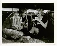 1r129 SOME LIKE IT HOT 8x10 '59 Jack Lemmon & sexy Marilyn Monroe drink martinis in upper berth!
