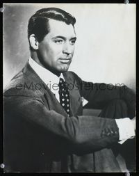 1t036 CARY GRANT deluxe 11x14 movie still '40s great close sitting portrait with arms on knees!