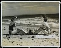 1t098 MARY HOWARD & ANN MORRISS deluxe 10x13 '41 great portrait on beach in sexy bathing suits!
