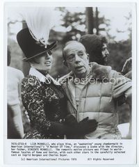 2d021 MATTER OF TIME candid 8x9.75 '76 Liza Minnelli conferring with her director father Vincente!