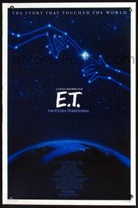 2o825 E.T. THE EXTRA TERRESTRIAL one-sheet R85 Steven Spielberg, classic fingers touching image!