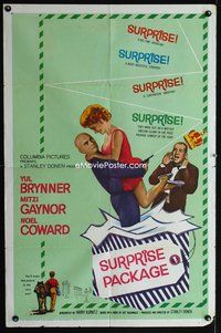 3e779 SURPRISE PACKAGE 1sheet '60 wacky image of Yul Brynner misfiring while holding Mitzi Gaynor!