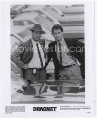 3m108 DRAGNET 8x10 still '87 great image of Dan Aykroyd as Joe Friday with Tom Hanks by cop cars!