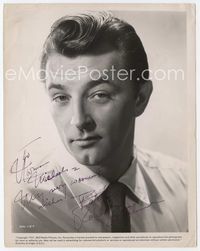 3m348 ROBERT MITCHUM signed 8x10 still '51 great super close head & shoulders portrait wearing tie!