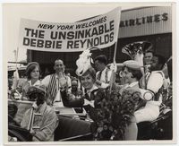 3m458 UNSINKABLE MOLLY BROWN candid 8x10 '64 Debbie Reynolds greeted at airport for movie premiere!