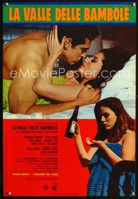 3o534 VALLEY OF THE DOLLS Italian photobusta poster '67 great image of girl with pills & booze!