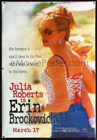 4a233 ERIN BROCKOVICH DS bus stop '00 full-length image of Julia Roberts holding baby, Soderbergh