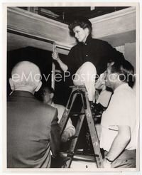 5j320 KATHARINE HEPBURN 8x10 news photo '67 one of the 12 great performers of our time, on ladder!