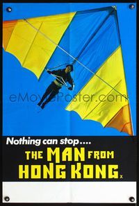 5k422 MAN FROM HONG KONG English double crown '75 nothing can stop him, hang gliding image!