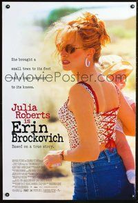 5m309 ERIN BROCKOVICH DS 1sh '00 full-length image of Julia Roberts holding baby, Soderbergh!