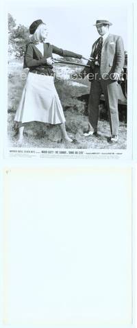 7b190 BONNIE & CLYDE 8x10 still '67 c/u of Faye Dunaway threatening Warren Beatty with shotgun!