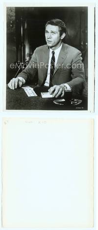 7b236 CINCINNATI KID 8.5x10 still '65 great c/u of pro poker player Steve McQueen holding deck!