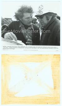 7b285 DIRTY HARRY candid 8x9.5 still '72 crazed psycho Andy Robinson with director Don Siegel!