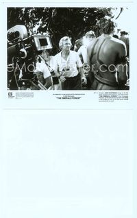 7b297 EMERALD FOREST candid 8x10 still '85 director John Boorman standing by camera in jungle!