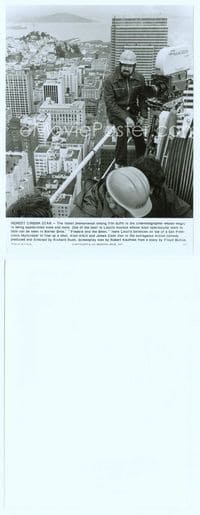 7b322 FREEBIE & THE BEAN 7.5x9.75 still '74 cinematographer Laszlo Kovacs with camera on skyscraper