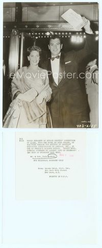 7b333 GIANT candid 7.25x9.5 still '56 c/u of Rock Hudson & his wife at the movie's premiere!